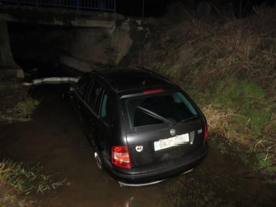 Řidička skončila s autem ve Stěnavě