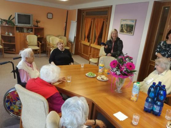 Spisovatelka Ivanka Devátá besedovala s broumovskými seniory