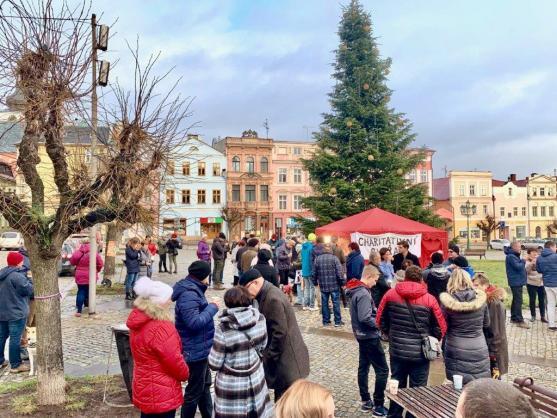 Broumovský charitativní svařák oživený vědomostním kvízem