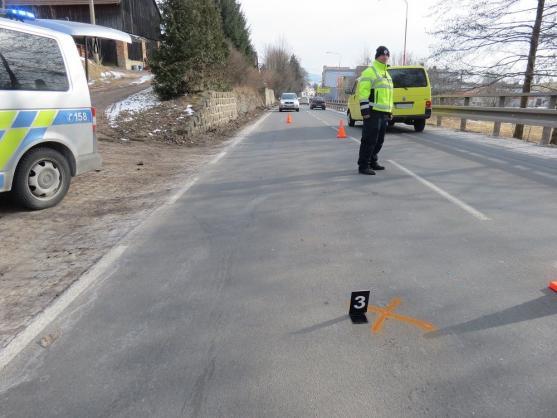 Nehoda s těžkým zraněním cyklisty. Automobil se s ním střetl při předjíždění