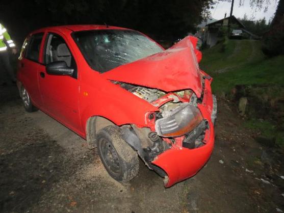 Řidič během jízdy usnul a narazil do domu