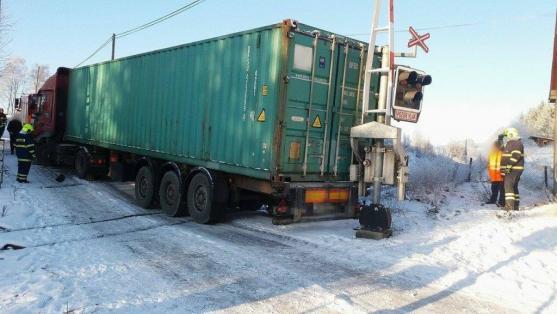 Kamion uvízl na železničním přejezdu ve Žďáru nad Metují