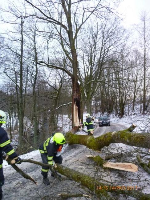 Policisté a hasiči na Broumovsku měli ve čtvrtek perný den