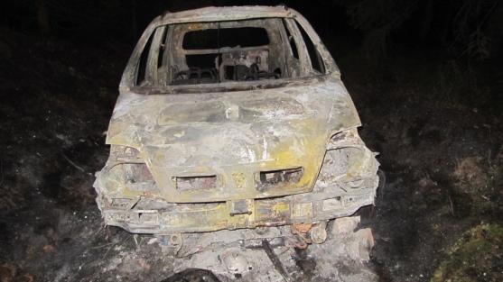 Hasiči opět zasahovali v Jetřichově. Tentokrát shořel automobil