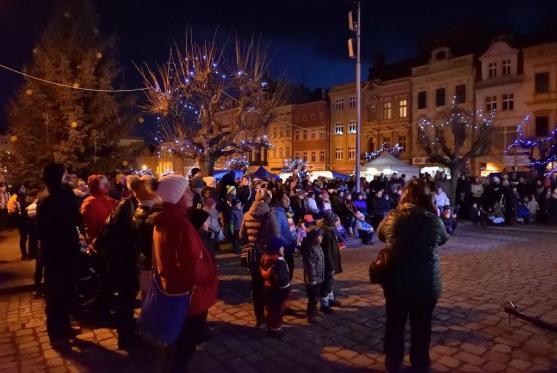 Na broumovském náměstí od včerejšího večera září modrobílý vánoční strom