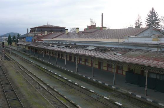 V Meziměstí se opravuje nádražní budova. Fasádu bude mít z období 19. století