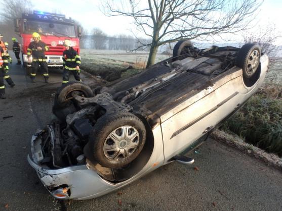 Osobní vozidlo skončilo na střeše a blokovalo jízdní pruh