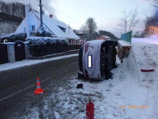 První sníh způsobil potíže motoristům