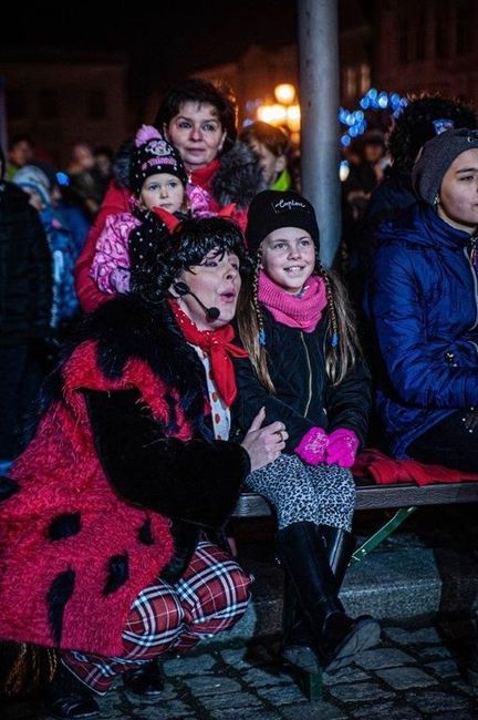 Na broumovském náměstí od neděle září vánoční strom