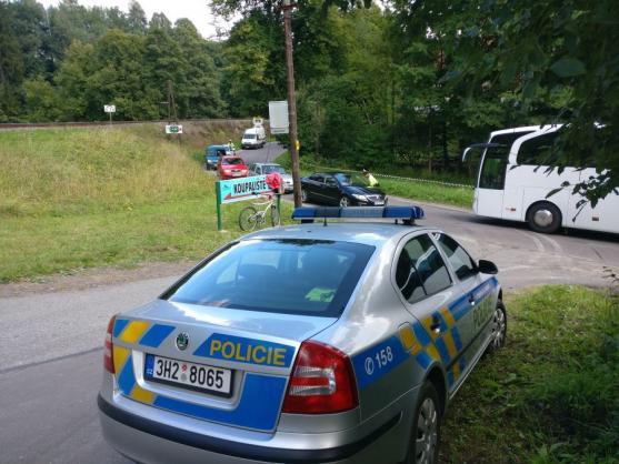 Návštěvníci zcela zahltili Adršpach, policie musela odklánět dopravu