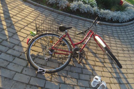 Stařenku na kole srazilo auto. Policisté hledají svědky nehody