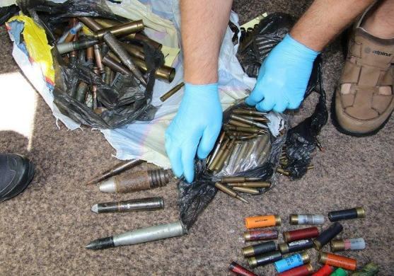 Policisté objevili u muže z Broumova vojenskou munici a střelný prach