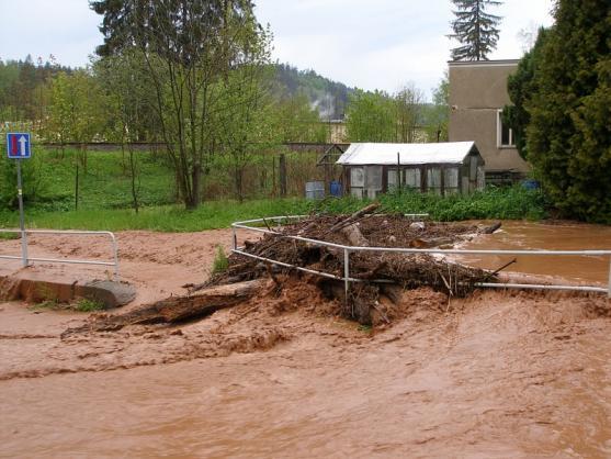 Přívaly deště rozvodnily Svinský potok v Olivětíně