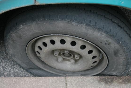 Řádění vandalů zasáhlo přes třicet vozidel