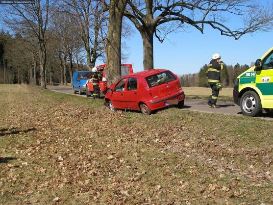 Pro zraněného řidiče, který narazil do stromu, přiletěl vrtulník