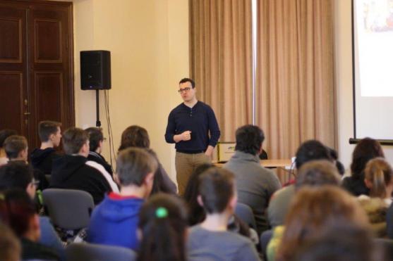 Patron dětí a triatlonista Tomáš Slavata besedoval v broumovském klášteře