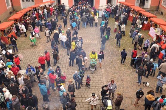 Adventní trh zaplnil areál broumovského kláštera stovkami lidí