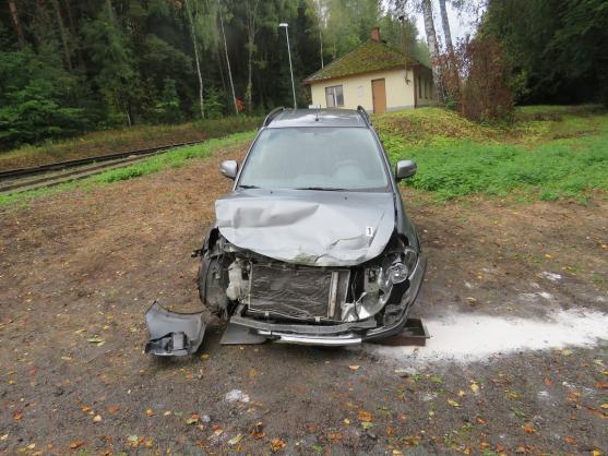 Řidička nedobrzdila na mokré silnici a narazila do projíždějícího vlaku