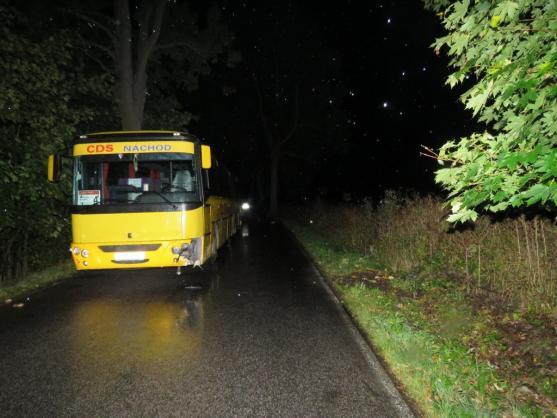 Řidič osobního vozu naboural autobus. Nadýchal dvě promile alkoholu
