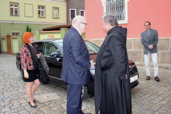 Ministr kultury Daniel Herman navštívil broumovský klášter a kostel ve Vernéřovicích