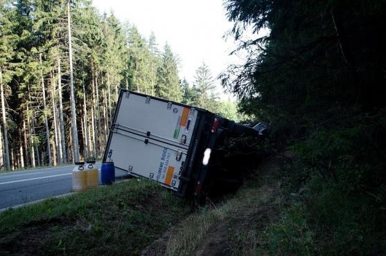 Na Pasách havaroval kamion. Vyprošťování trvalo až do večera