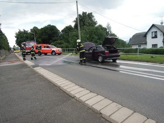 Na broumovské Masarykově třídě hořelo BMW