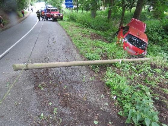 Muž pod vlivem alkoholu havaroval. Nárazem do sloupu vytrhl kabely z domu