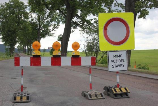 Za deset týdnů se z Broumova bude jezdit po nové silnici. Náklady na rekonstrukci jsou nižší