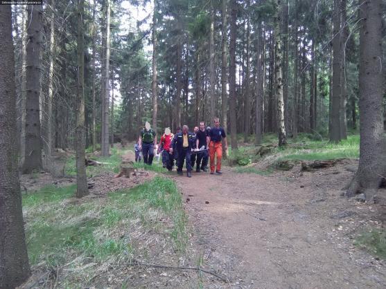 Hasiči našli ztracené turisty. Zraněného muže museli odnést