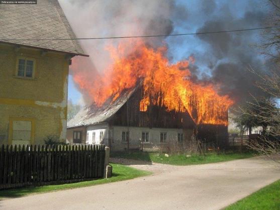 Sedm jednotek hasičů bojovalo s požárem dvou budov ve Vižňově