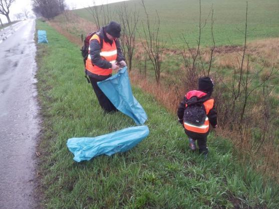 Skauti opět uklízeli podél silnice směrem na Pasa