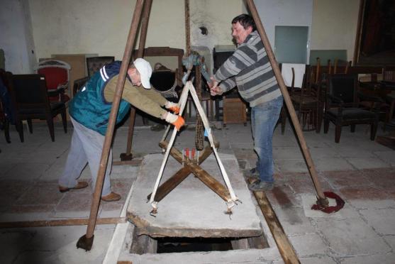 Po 21 letech byla v kapitulní síni broumovského kláštera otevřena krypta