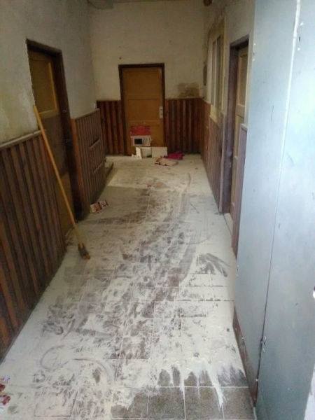 Hasiči v Broumově zkoumali neznámý bílý prášek