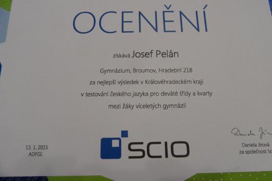 Studenti kvarty broumovského gymnázia obdrželi od společnosti Scio certifikát za výborný výsledek v testování Stonožka