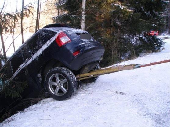 Auto zůstalo po smyku viset ve svahu nad potokem