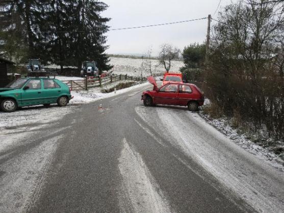Při srážce dvou vozidel utrpěly řidičky lehká zranění