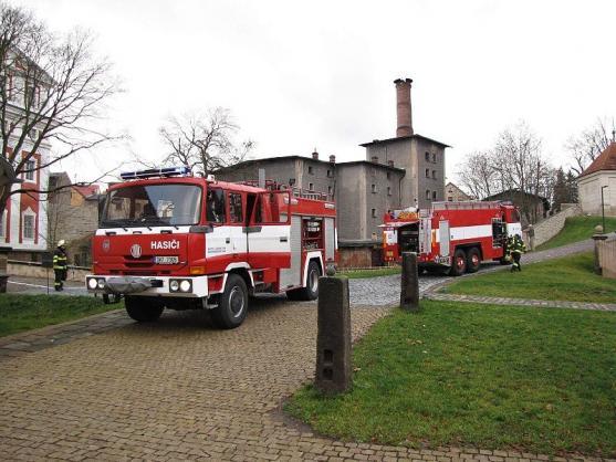 Hasiči si vyzkoušeli zásah v areálu broumovského kláštera