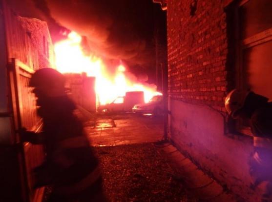 Na dvoře u rodinného domu shořelo několik vraků vozidel