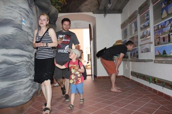 Skály, písek, puzzle? Nová hravá expozice Infobod láká do kláštera