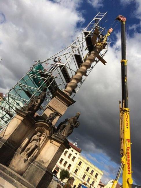 Oprava sloupu na broumovském náměstí by měla být hotova do konce listopadu