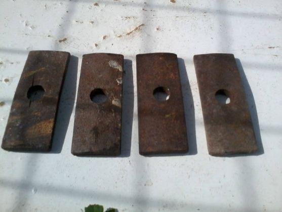 Na plochu fotbalového hřiště v Křinicích někdo nastražil kusy železa