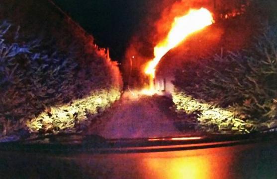 Při požáru rodinného domu v Machově se zranili dva hasiči