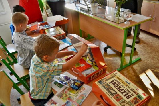 Hejtman Lubomír Franc rozdal kufříky prvňáčkům v Hronově a v Polici nad Metují