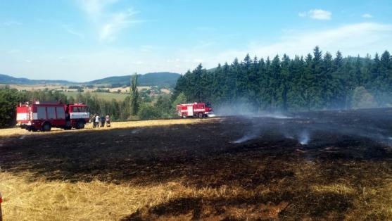 V Ruprechticích hořely tři hektary pole. Les hasiči zachránili