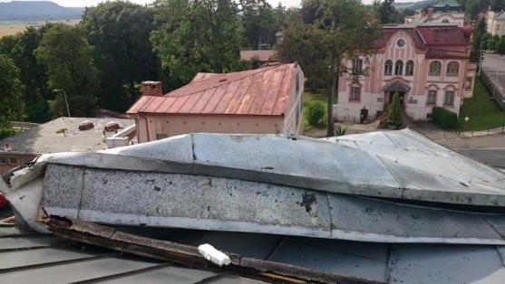 Větrná smršť v Broumově lámala stromy a ničila střechy