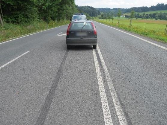 Předjíždějící řidič osobního auta srazil dva cyklisty