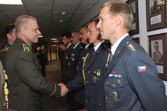 Pilot Michal Malý z Broumova byl vyznamenán za splnění úkolů vojenské mise