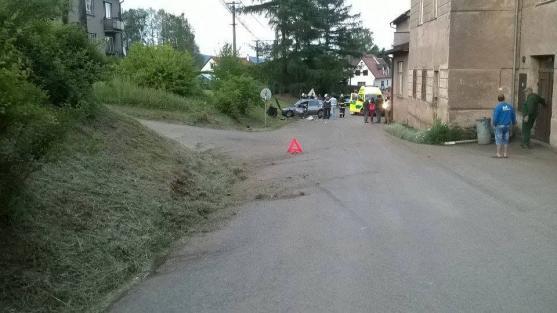 Mladý řidič při nehodě v Křinicích vypadl z auta