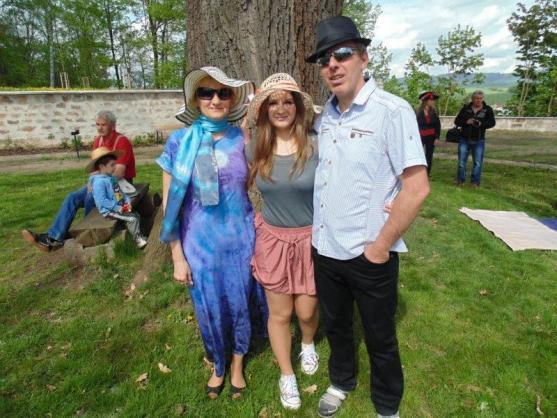 Prostor pod klášterním dubem zaplnila společnost v kloboucích