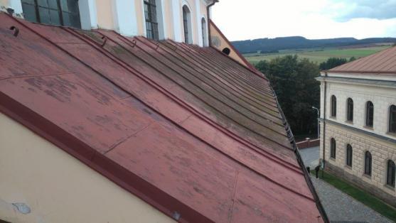 Na finální dokončení oprav střechy děkanského kostela chybí 200 tisíc korun